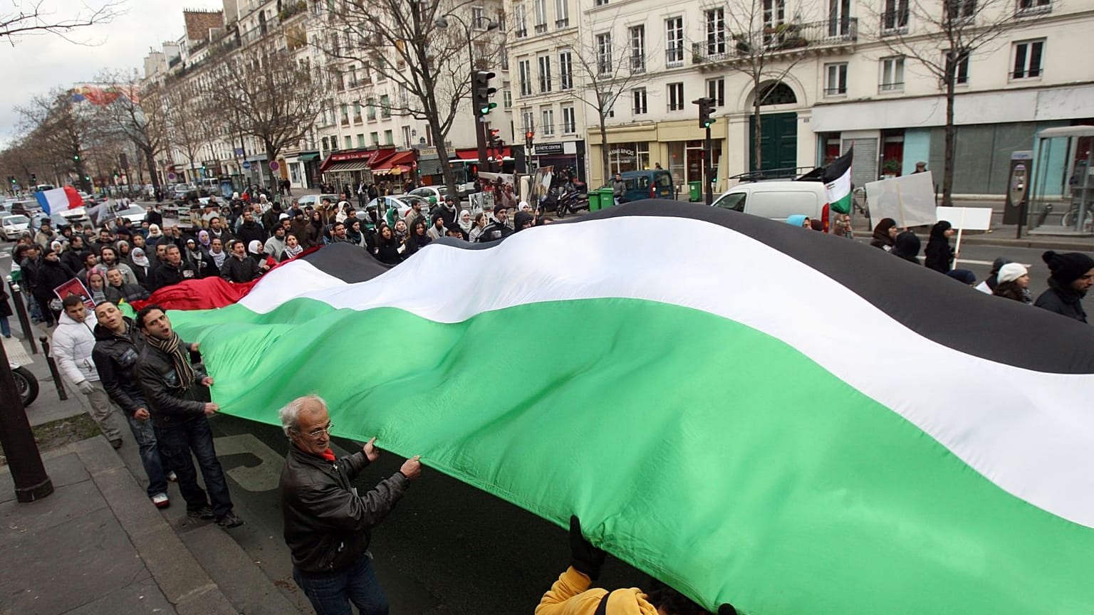 پرچم فلسطین در دست تظاهرکنندگان در فرانسه (عکس از آرشیو)
