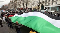 پرچم فلسطین در دست تظاهرکنندگان در فرانسه (عکس از آرشیو)