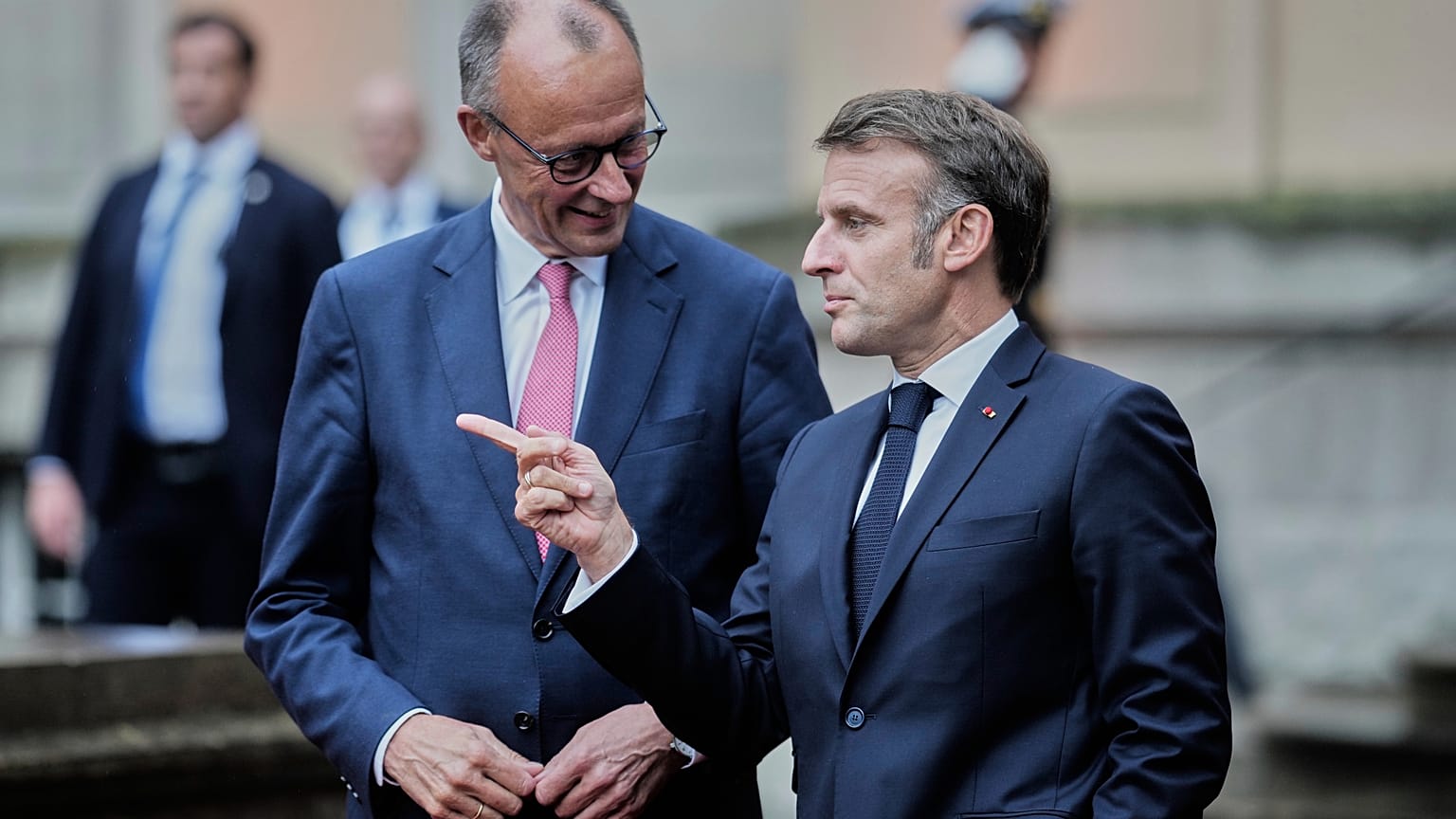 Friedrich Merz német kancellár (balra) fogadja Emmanuel Macron francia elnököt a Külügyminisztérium vendégházában, a berlini Villa Borsigban július 23-án, 20-án.