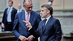 Bundeskanzler Friedrich Merz, links, begrüßt den französischen Präsidenten Emmanuel Macron im Gästehaus des Auswärtigen Amtes, der Villa Borsig in Berlin, Deutschland, 23. Juli 20