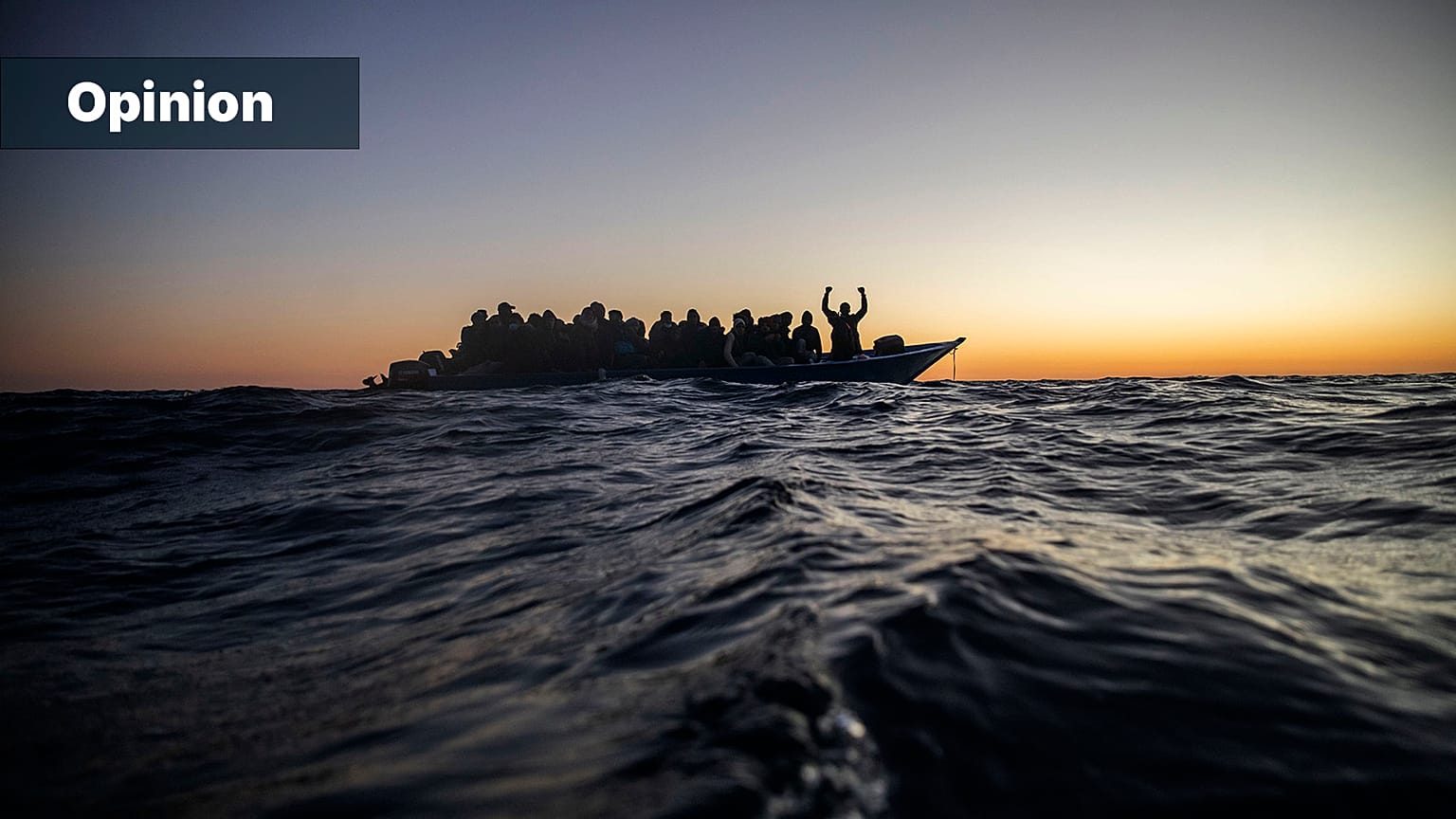 Migranten und Flüchtlinge warten auf einem überfüllten Boot im Mittelmeer vor der libyschen Küste auf Hilfe, 12. Februar 2021