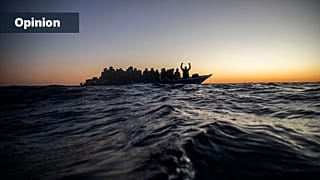 Migranten und Flüchtlinge warten auf einem überfüllten Boot im Mittelmeer vor der libyschen Küste auf Hilfe, 12. Februar 2021