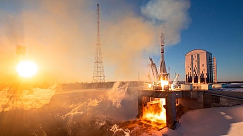 Une fusée Soyouz est lancée sur orbite terrestre à Vastochny, en Extrême-Orient russe, pour transporter des satellites, dont deux satellites fabriqués par l'Iran, le mardi 5 novembre 2024.