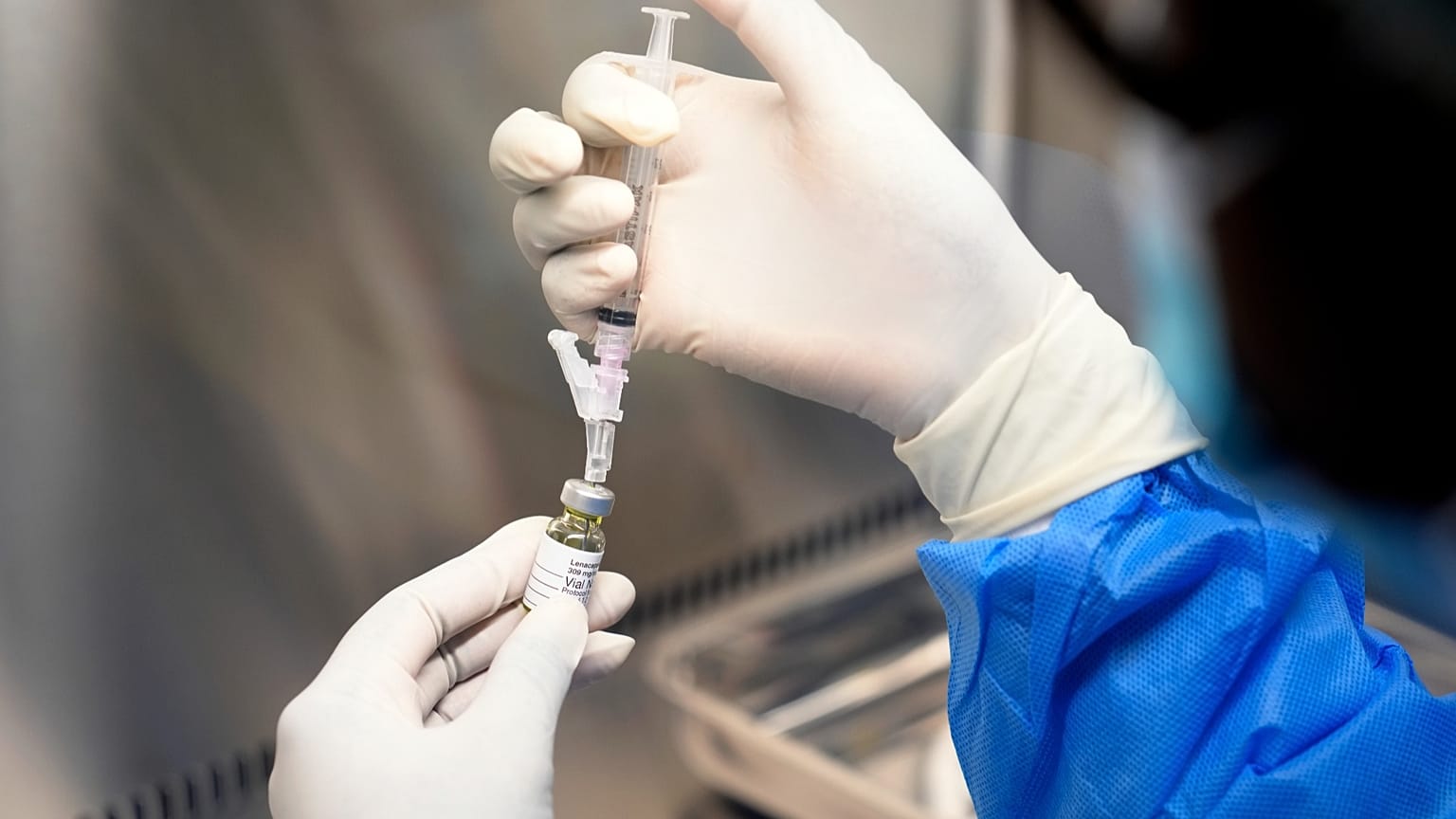 Un farmacista tiene in mano una fiala di lenacapavir, il nuovo farmaco iniettabile per la prevenzione dell'HIV, in una clinica del Sudafrica nel luglio 2024.