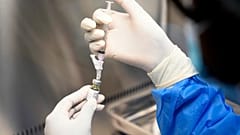 Um farmacêutico segura um frasco de lenacapavir, o novo medicamento injetável de prevenção do VIH, numa clínica na África do Sul, em julho de 2024.