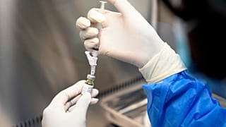 Um farmacêutico segura um frasco de lenacapavir, o novo medicamento injetável de prevenção do VIH, numa clínica na África do Sul, em julho de 2024.