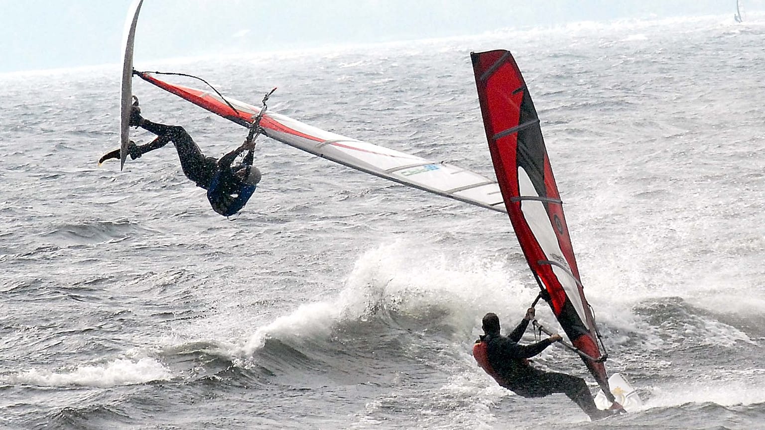 Les windsurfeurs affrontent les vagues du lac Champlain. 05.10.2006