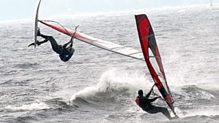 Les windsurfeurs affrontent les vagues du lac Champlain. 05.10.2006