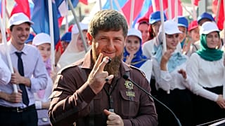 ARQUIVO: O líder regional da Chechénia, Ramzan Kadyrov, visita a Universidade Estatal Chechena na capital da província da Chechénia, Grozny, a 11 de agosto de 2016