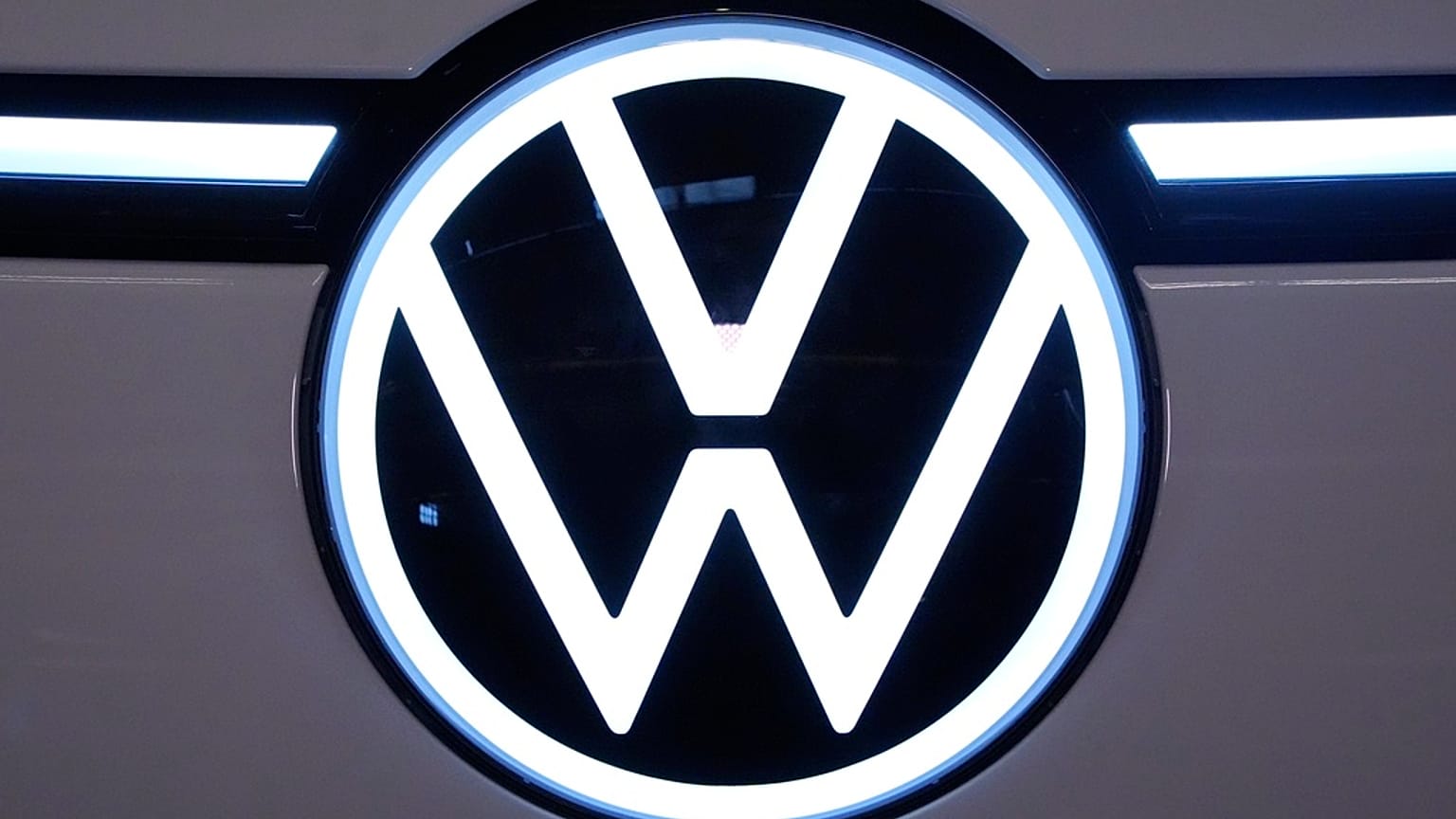 Questo è il logo Volkswagen sul frontale della Volkswagen ID 2025. Buzz in mostra al Pittsburgh International Auto Show di Pittsburgh, il 14 febbraio 2025.