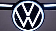Das ist das Volkswagen Logo auf der Vorderseite des 2025 Volkswagen ID. Buzz, ausgestellt auf der Pittsburgh International Auto Show in Pittsburgh, 14. Februar 2025. 