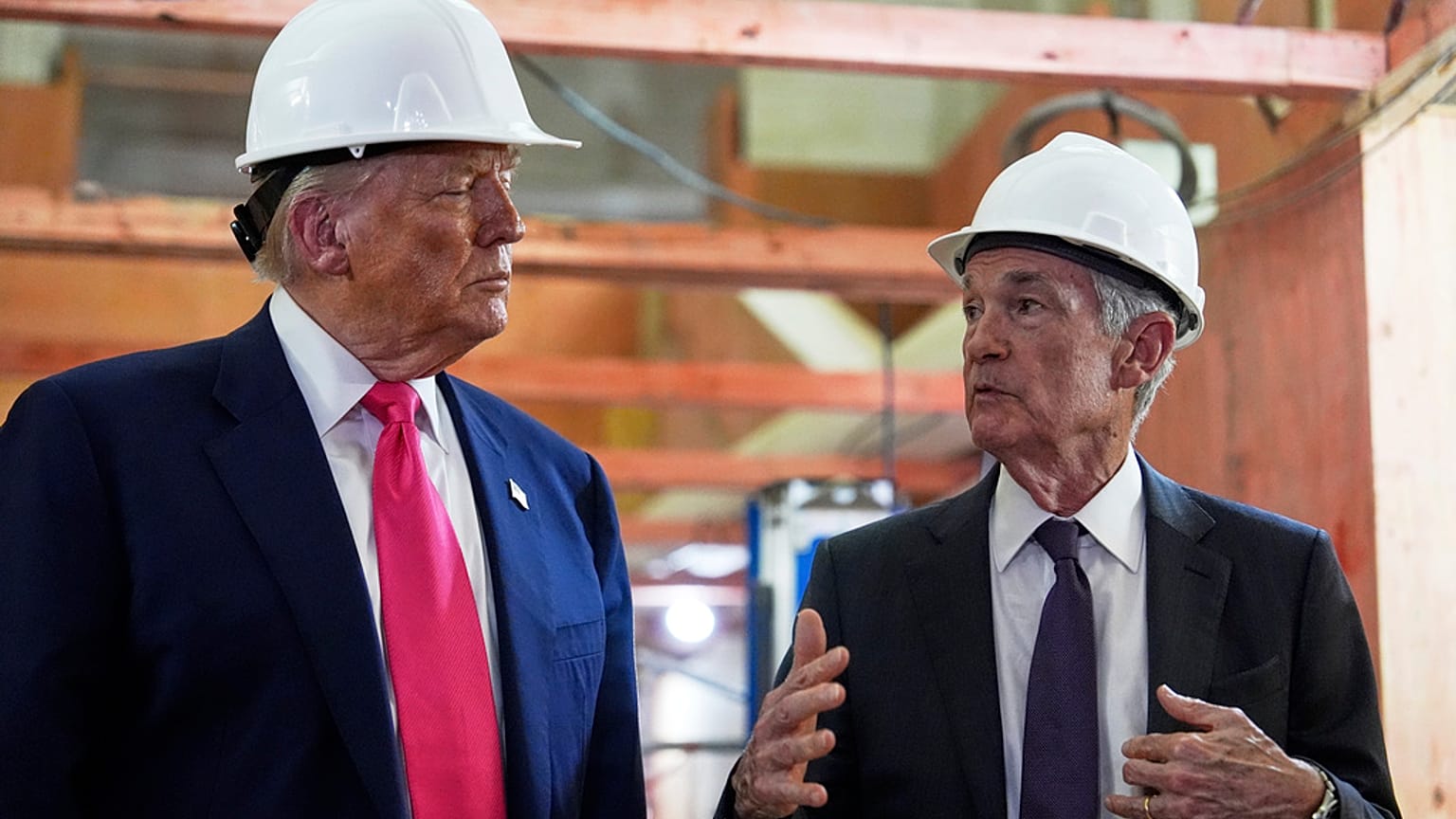 O Presidente Donald Trump ouve o discurso do Presidente da Reserva Federal, Jerome Powell, durante uma visita à Reserva Federal, na quinta-feira, 24 de julho de 2025, em Washington. 