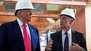 O Presidente Donald Trump ouve o discurso do Presidente da Reserva Federal, Jerome Powell, durante uma visita à Reserva Federal, na quinta-feira, 24 de julho de 2025, em Washington. 