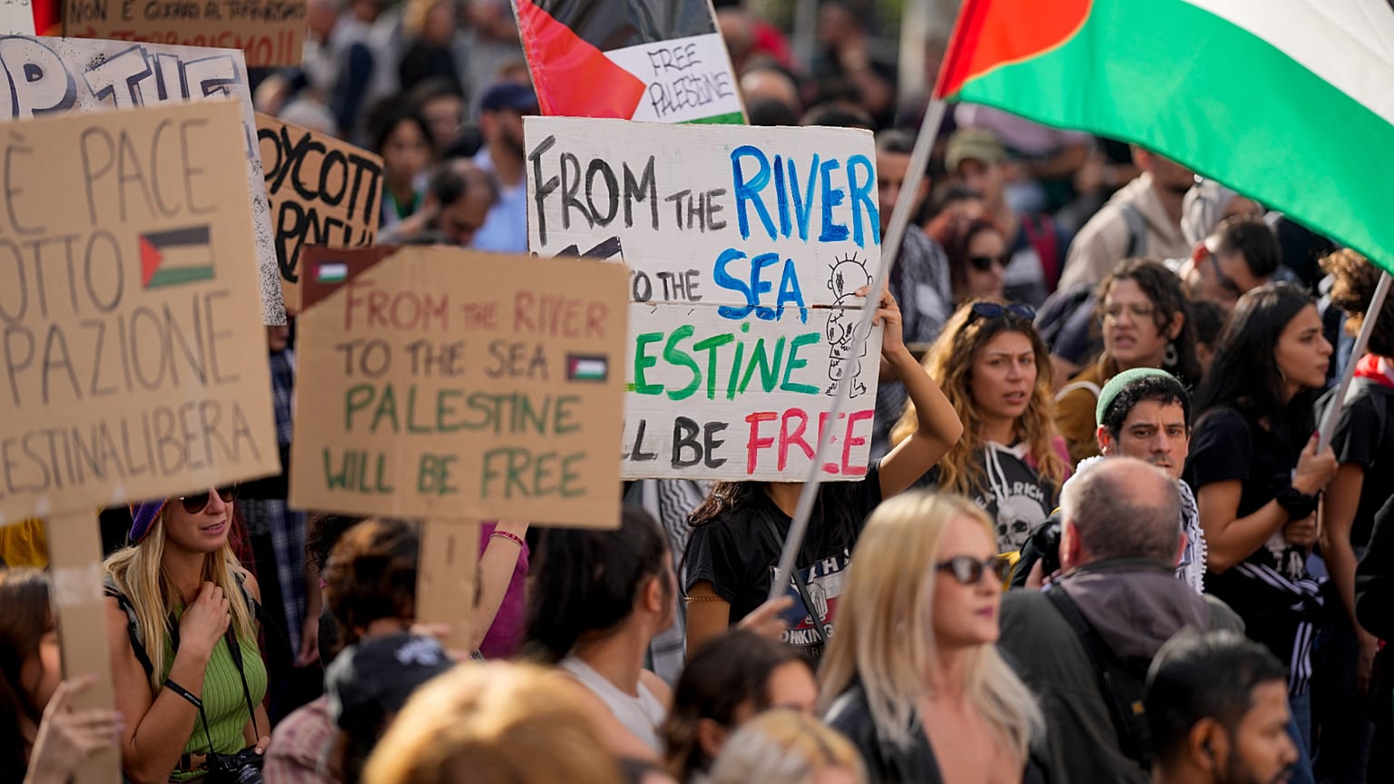 Manifestanti in una manifestazione pro-Palestina a Roma il 28 ottobre 2023