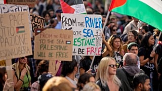 Manifestantes en una manifestación propalestina en Roma el 28 de octubre de 2023