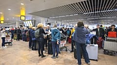 Menschen in der Warteschlange vor den Kontrollen am Brüsseler Flughafen