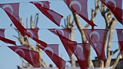Türkische Flaggen schmücken einen Platz. 05.03.2019