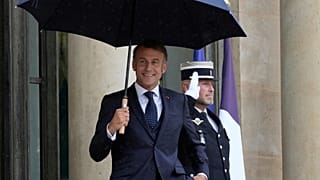 El presidente francés, Emmanuel Macron, usa un paraguas mientras espera al primer ministro libanés, Nawaf Salam, el jueves 24 de julio de 2025 en el Palacio del Elíseo en París.