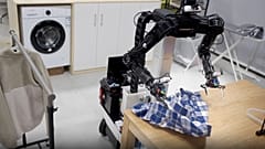 Imágenes de un robot doblando ropa