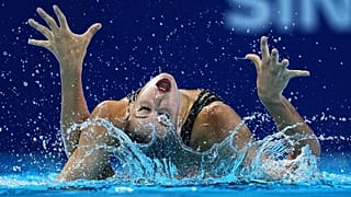 Iris Tió compite en la final libre de dúo mixto de natación artística en el Campeonato Mundial de Acuáticos, en Singapur, el viernes 25 de julio de 2025.