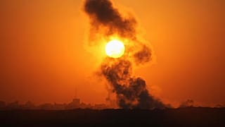  تصاعد الدخان من انفجار في شمال قطاع غزة،