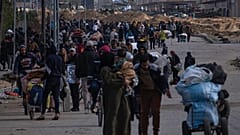 فلسطينيون يفرون من الهجوم البري الإسرائيلي في خان يونس بقطاع غزة، السبت 27 يناير/ كانون الثاني 2024.