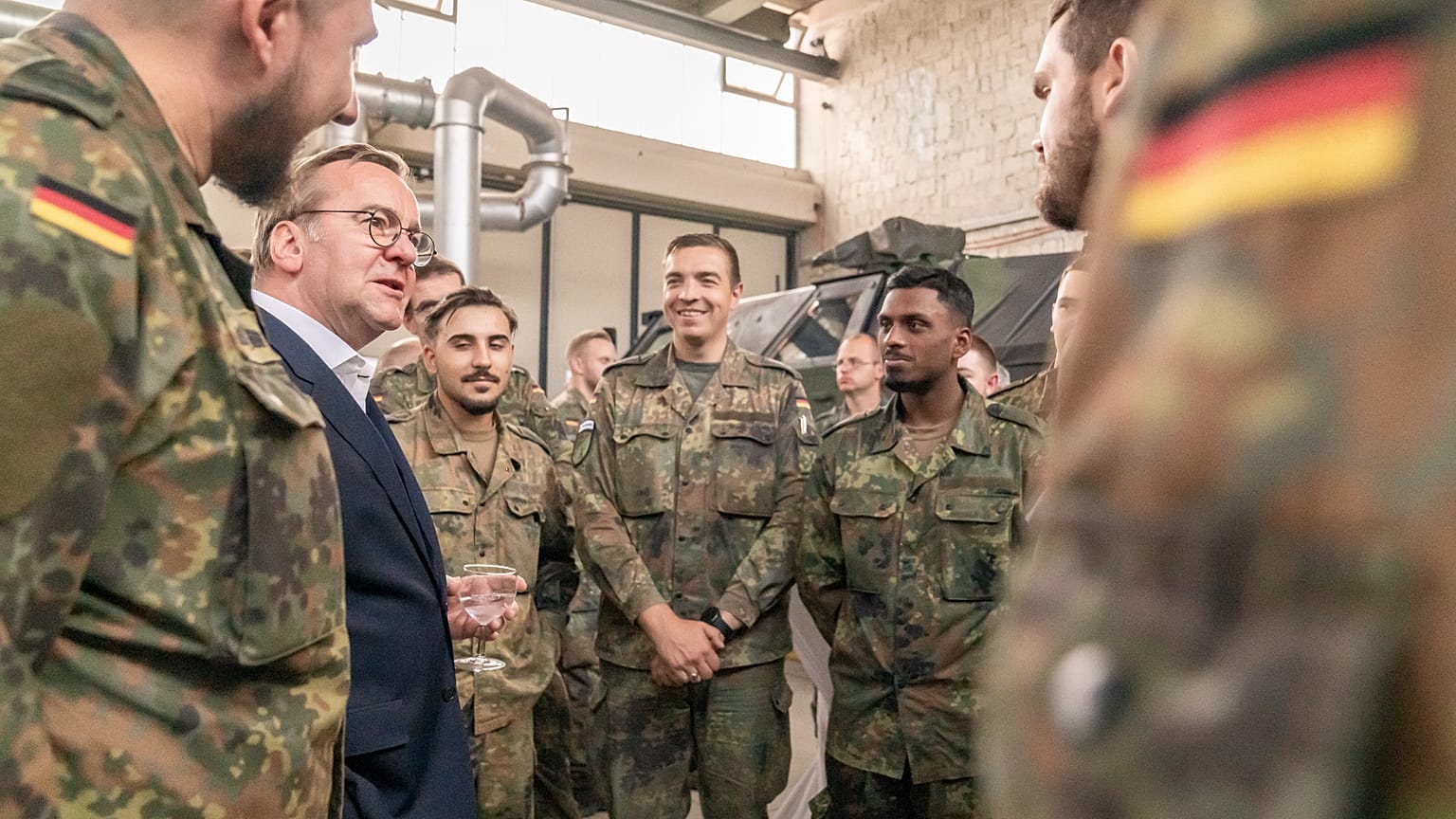 Bundesverteidigungsminister Boris Pistorius am 17.7.25 bei einem Truppenbesuch in Germersheim