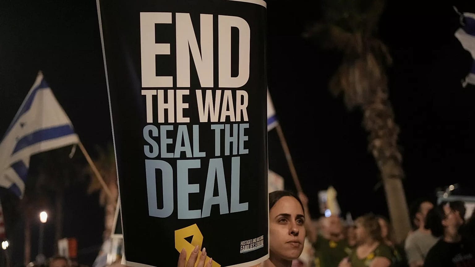 Des personnes participent à une manifestation devant l'ambassade des États-Unis à Tel Aviv pour demander la fin de la guerre à Gaza, le 19 juillet 2025.