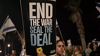 Varias personas participan en una protesta ante la sede de la embajada estadounidense en Tel Aviv para exigir el fin de la guerra en Gaza, 19 de julio de 2025.