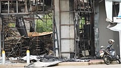 Una tienda de una gasolinera resulta dañada después de que Camboya disparara proyectiles de artillería en la provincia tailandesa de Sisaket, el 25 de julio de 2025.