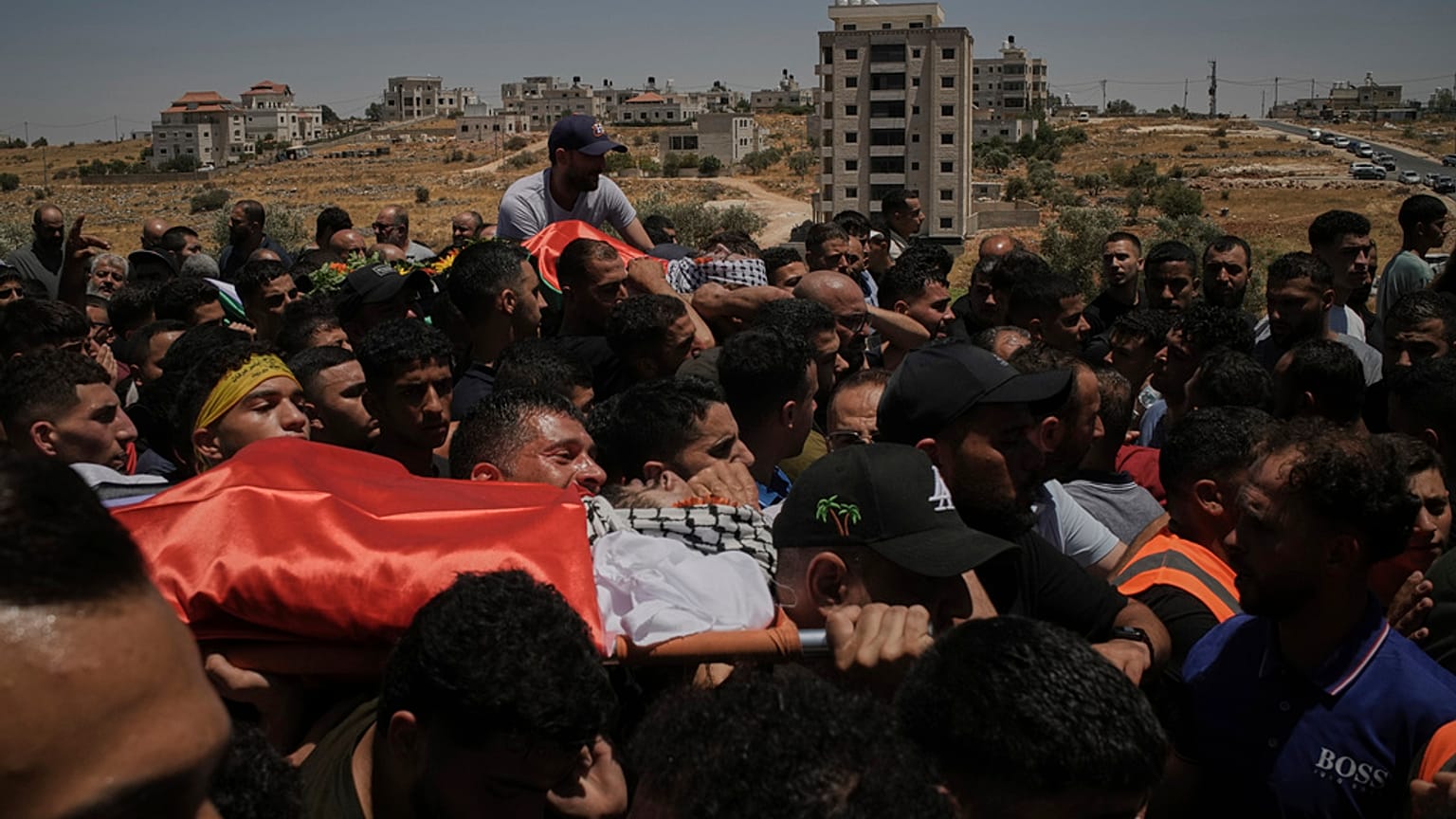 مشيعون فلسطينيون يشيعون جثمان شاب في الضفة الغربية 2025
