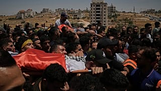 مشيعون فلسطينيون يشيعون جثمان شاب في الضفة الغربية 2025