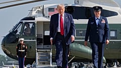 Präsident Donald Trump geht in Begleitung der stellvertretenden Kommandeurin des 89. Luftwaffengeschwaders der Air Force, Melissa Dombrock, am Freitag, 25. Juli 2025, an Bord der Air Force One auf der Joint Base Andrews, MdL, 