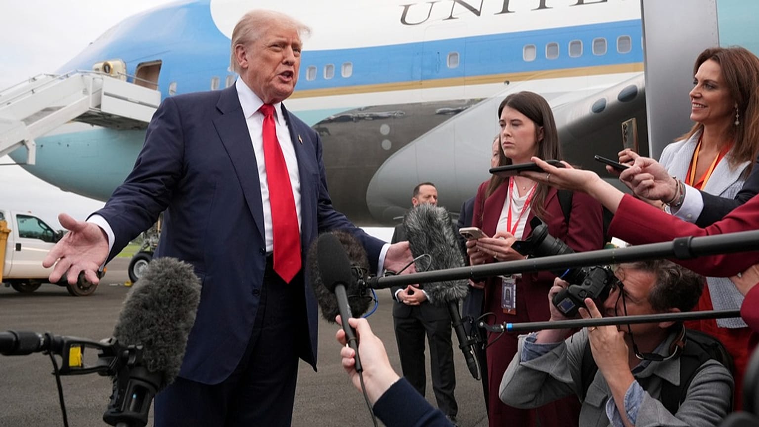 Donald Trump à son arrivée à l'aéroport de Prestwick, dans l'Ayrshire, en Écosse, le vendredi 25 juillet 2025.