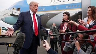 Donald Trump à son arrivée à l'aéroport de Prestwick, dans l'Ayrshire, en Écosse, le vendredi 25 juillet 2025.