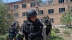 Rettungskräfte arbeiten in einem beschädigten städtischen Krankenhaus, das von einer russischen Lenkbombe getroffen wurde, in Charkiw, Ukraine, Freitag, 25. Juli 2025.