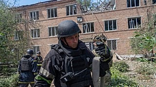 Socorristas trabalham num hospital municipal danificado que foi atingido por uma bomba aérea guiada russa em Kharkiv, Ucrânia, sexta-feira, 25 de julho de 2025.