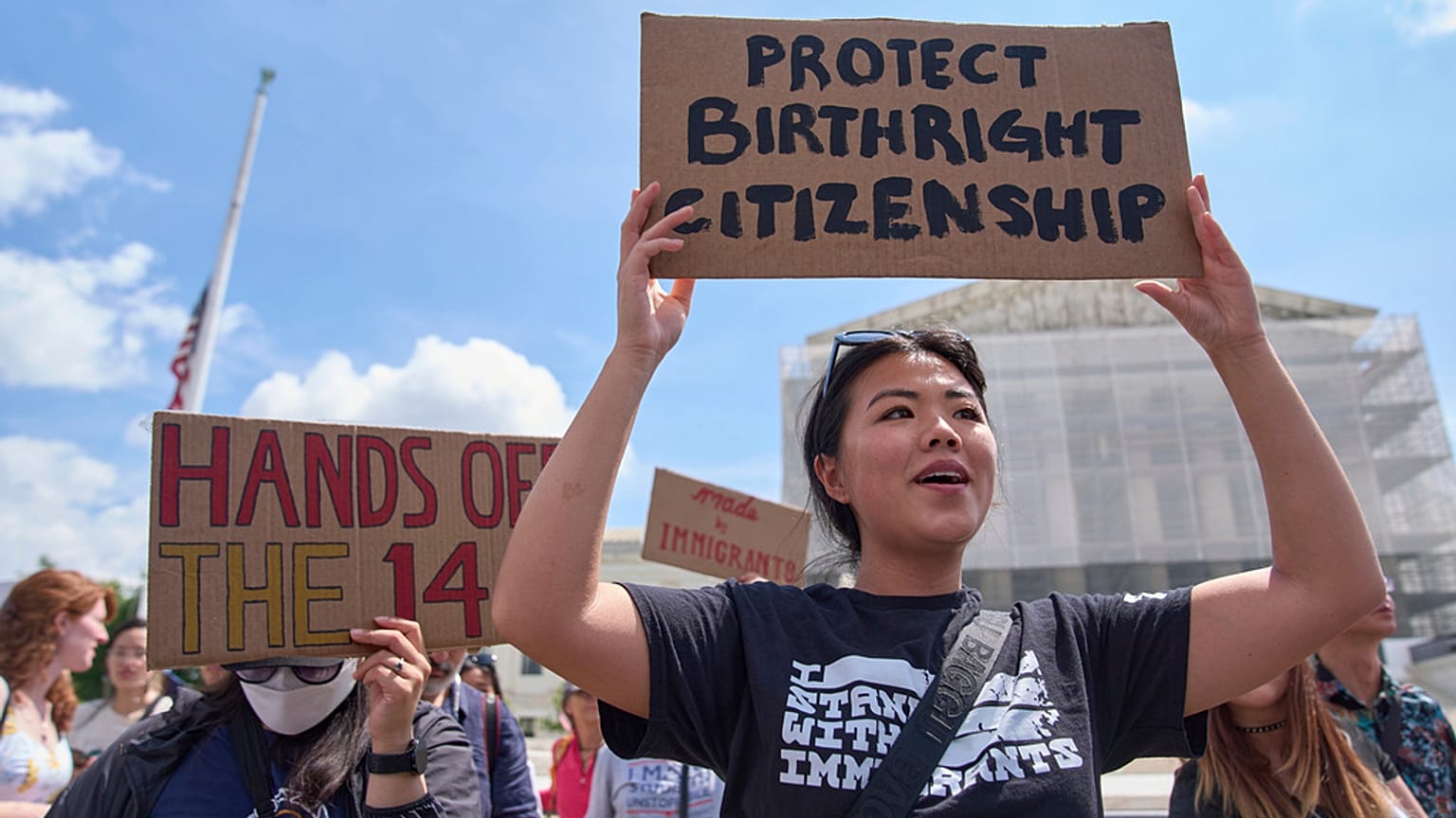  Hannah Liu, de 26 anos, de Washington, segura um cartaz de apoio à cidadania de nascença, a 15 de maio de 2025, no exterior do Supremo Tribunal, em Washington. 