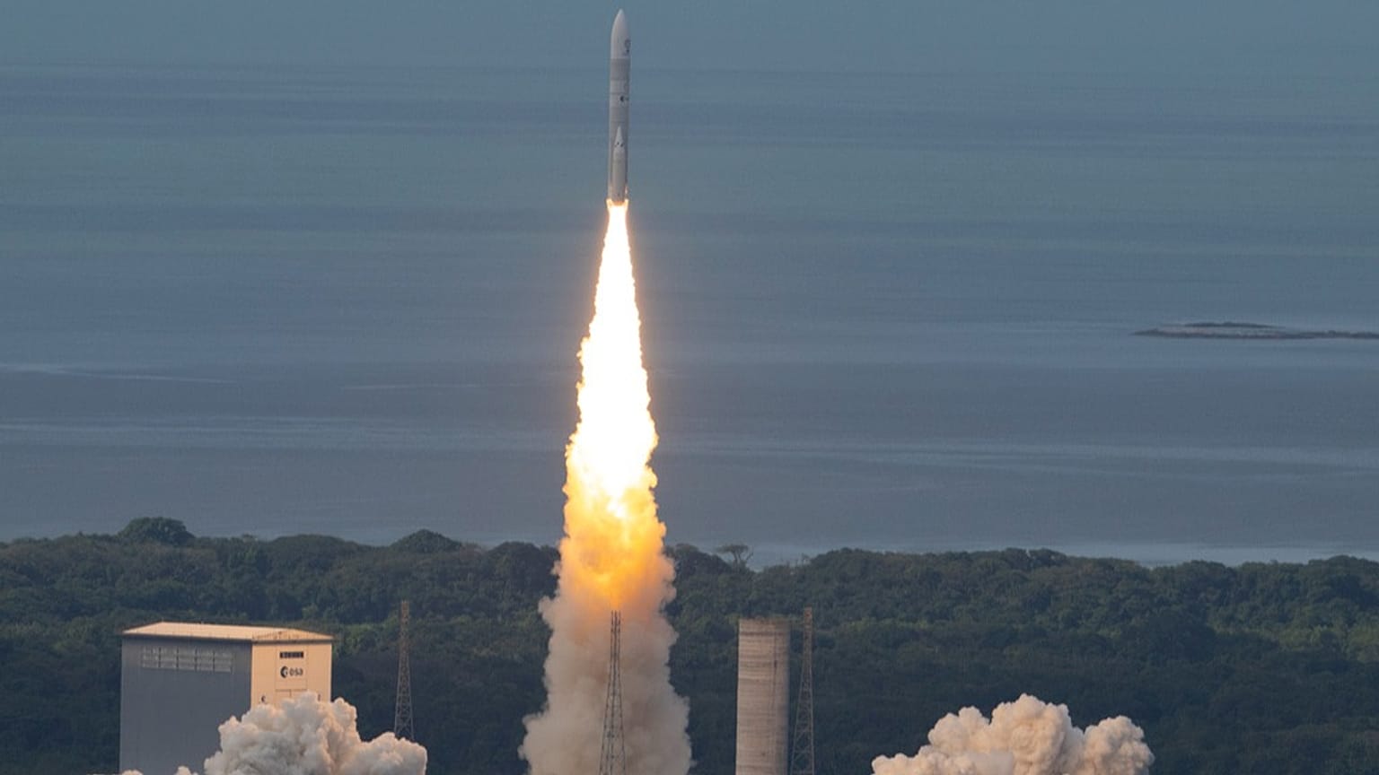 La nouvelle fusée européenne Ariane 6 est lancée depuis Kourou, en Guyane française, le mardi 9 juillet 2024.