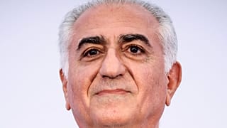رضا بهلوي، نجل شاه إيران المخلوع محمد رضا بهلوي، يتحدث خلال مؤتمر صحفي، يوم الاثنين 23 يونيو/حزيران 2025 في باريس. 