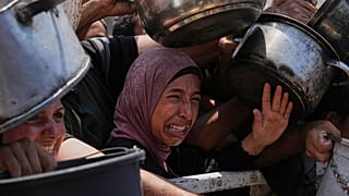فلسطينيون يكافحون للحصول على الطعام، شمال قطاع غزة، السبت 26 يوليو/تموز 2025. 