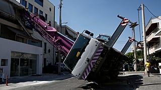 Ο γερανός έχει γύρει μετά την καθίζηση και προκάλεσε ζημιές στο κτίριο
