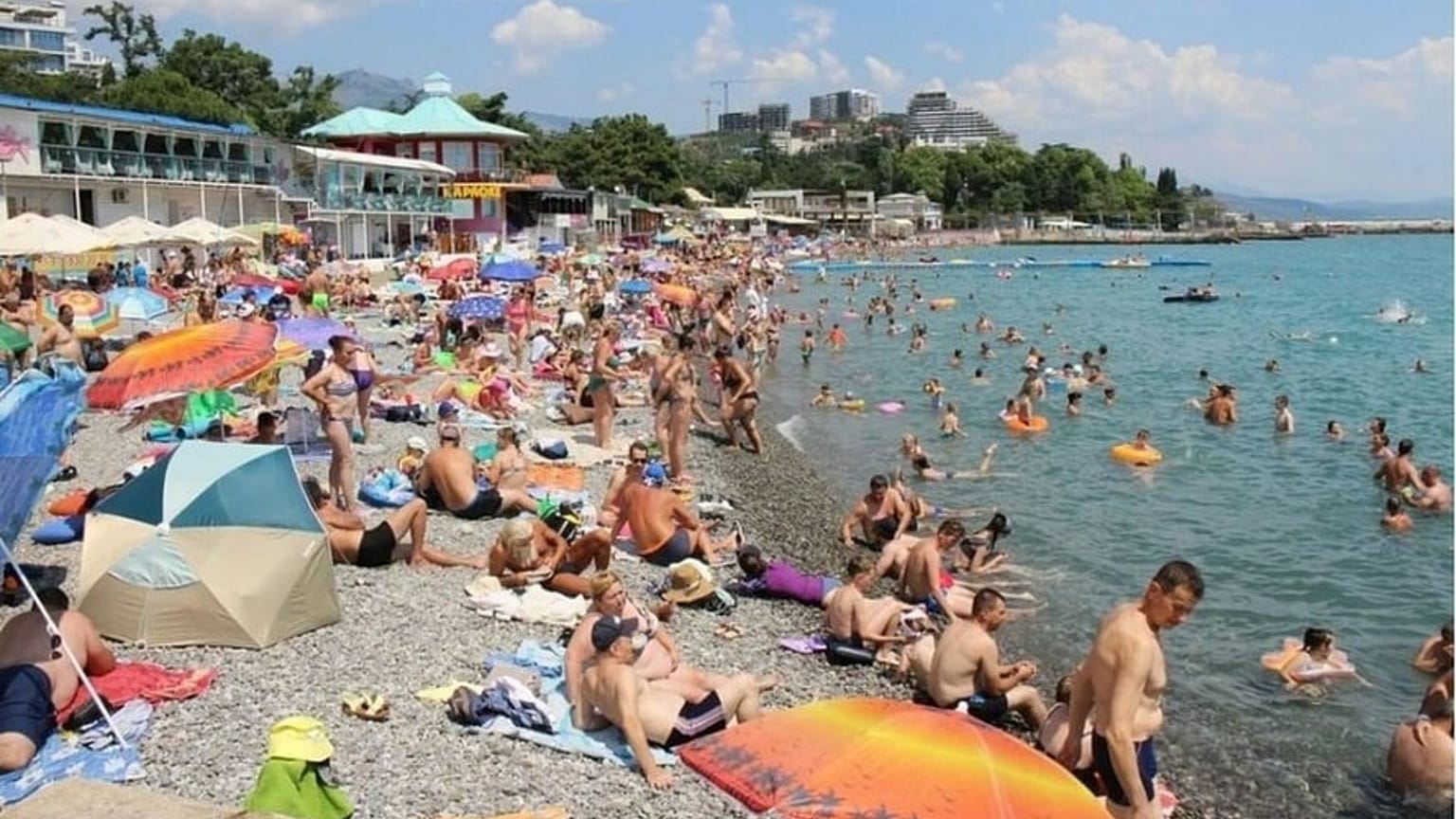 Fürdőzők az újra megnyitott parton