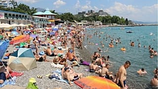 Fürdőzők az újra megnyitott parton