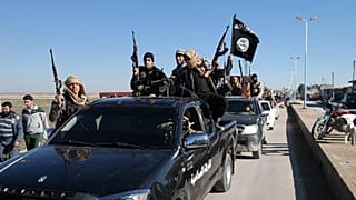 IŞİD militanları Suriye'nin kuzeydoğusundaki Tel Abyad'dan konvoy halinde geçiyor, 4 Mayıs 2015.