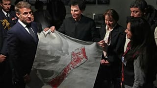 امانوئل مکرون در بازدید از نمایشگاه «گنجینه‌های نجات‌یافته از غزه» در روز دوشنبه، ۱۴ آوریل ۲۰۲۵ در موسسه جهان عرب (IMA) در پاریس 
