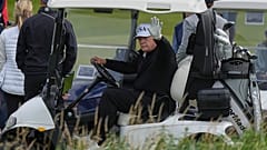 Präsident Donald Trump winkt Reportern zu, während er in seinem Golfwagen auf dem Trump Turnberry Golfplatz in Turnberry, Schottland, sitzt, Samstag, 26. Juli 2025.