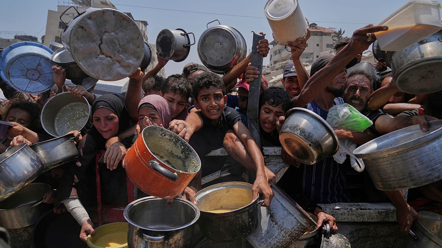 يكافح الفلسطينيون للحصول على الطعام المتبرع به في مطبخ مجتمعي ، في مدينة غزة ، شمال قطاع غزة ، السبت ، 26 يوليو ، 2025. 