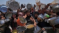 يكافح الفلسطينيون للحصول على الطعام المتبرع به في مطبخ مجتمعي ، في مدينة غزة ، شمال قطاع غزة ، السبت ، 26 يوليو ، 2025. 