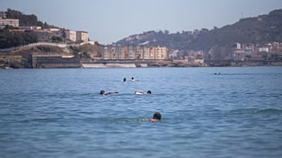 Arquivo. Migrantes atravessam a nado para Ceuta